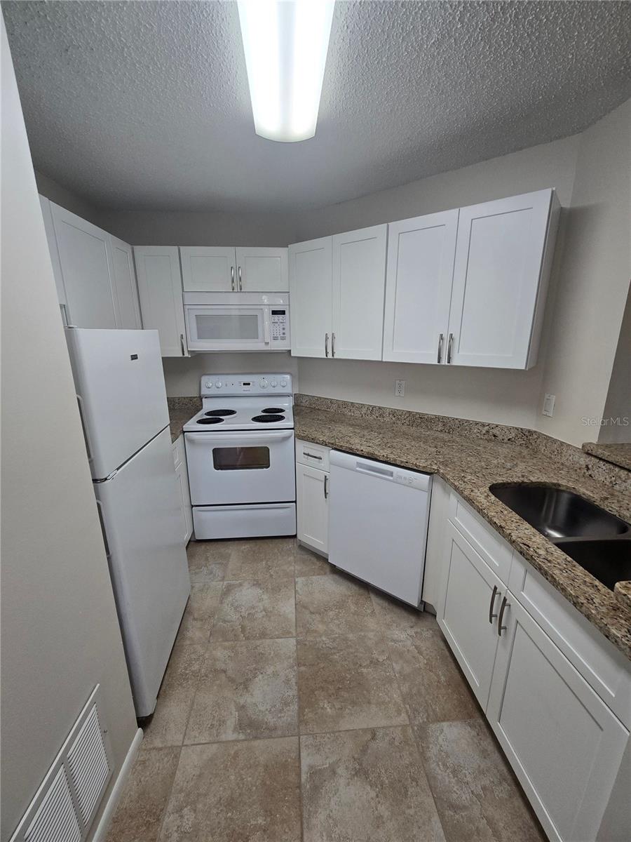 2577 GRASSY POINT DR #105 — photo 8