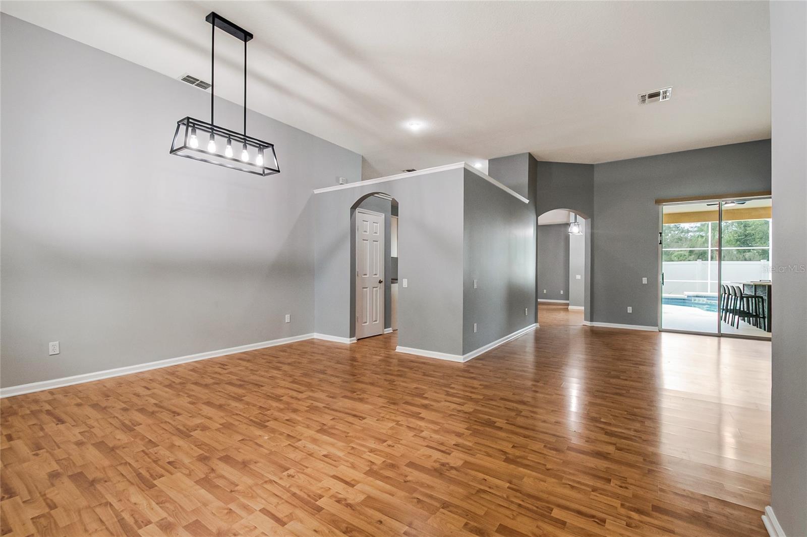 116 OAK GROVE CIR — photo 5