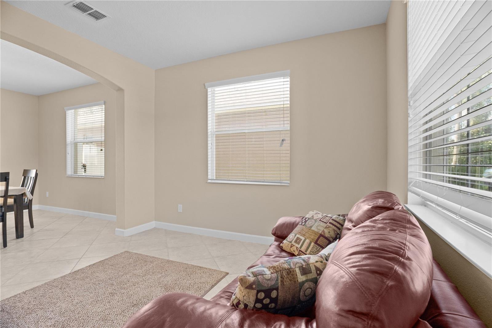 1586 THETFORD CIR — photo 2
