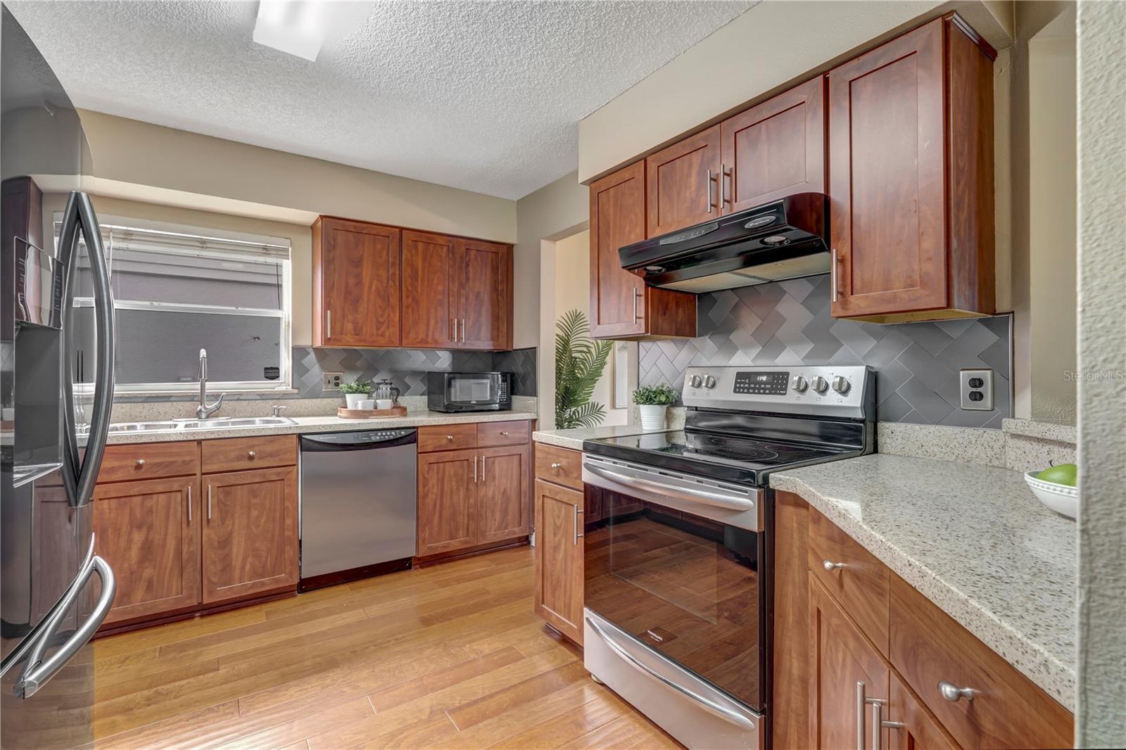 1324 SILVERTHORN DR — photo 12