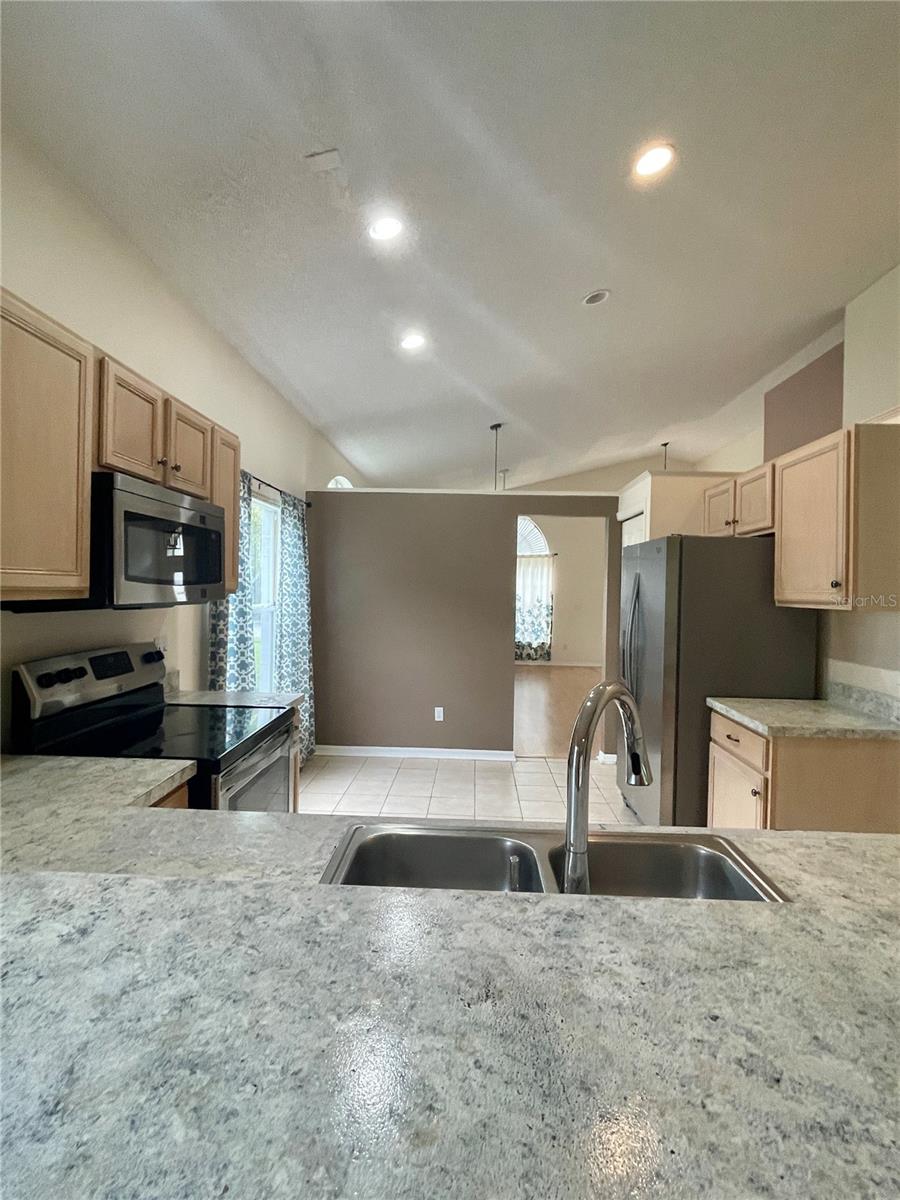 521 LEXINGDALE DR — photo 2