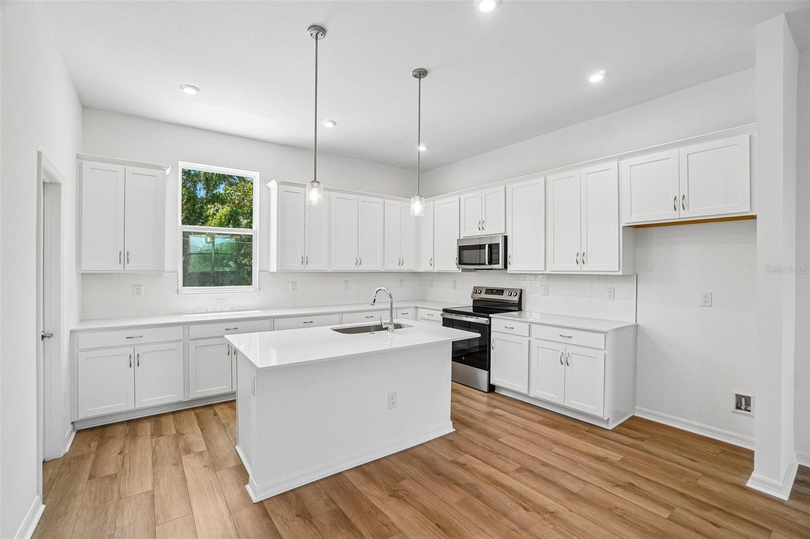 12725 AVALON LAKE DR — photo 11