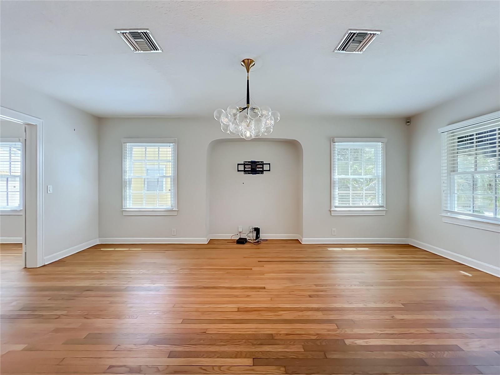 1607 DELANEY AVE — photo 6