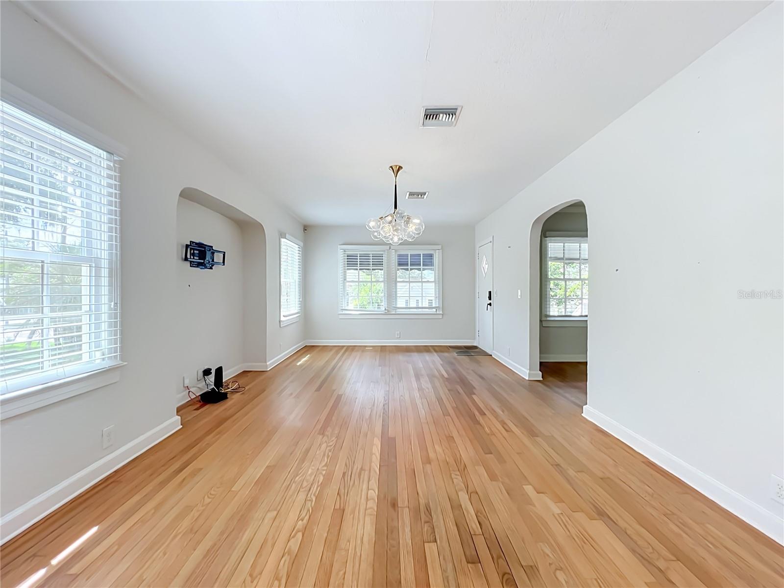 1607 DELANEY AVE — photo 7