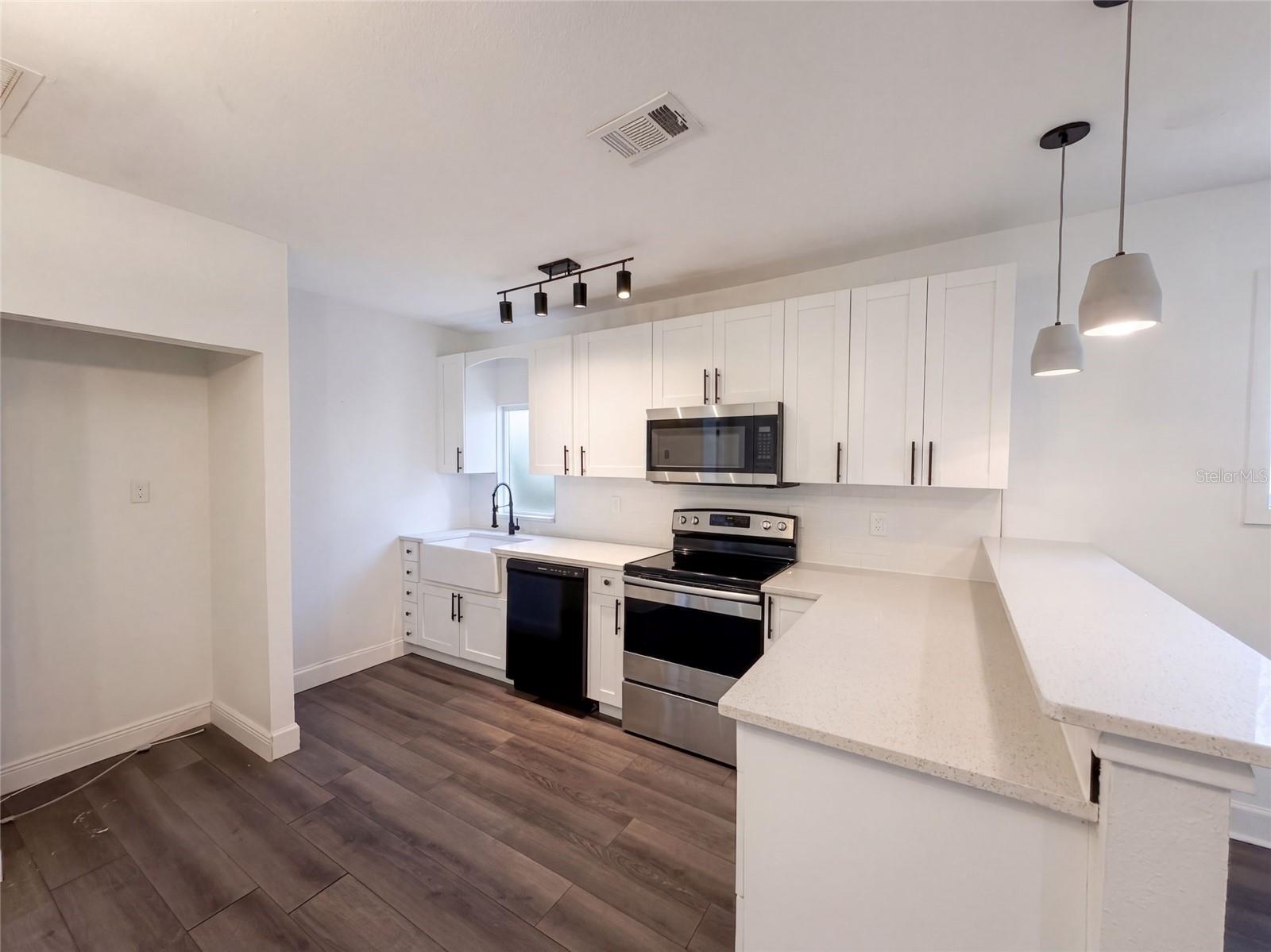 212 W HIAWATHA ST — photo 2