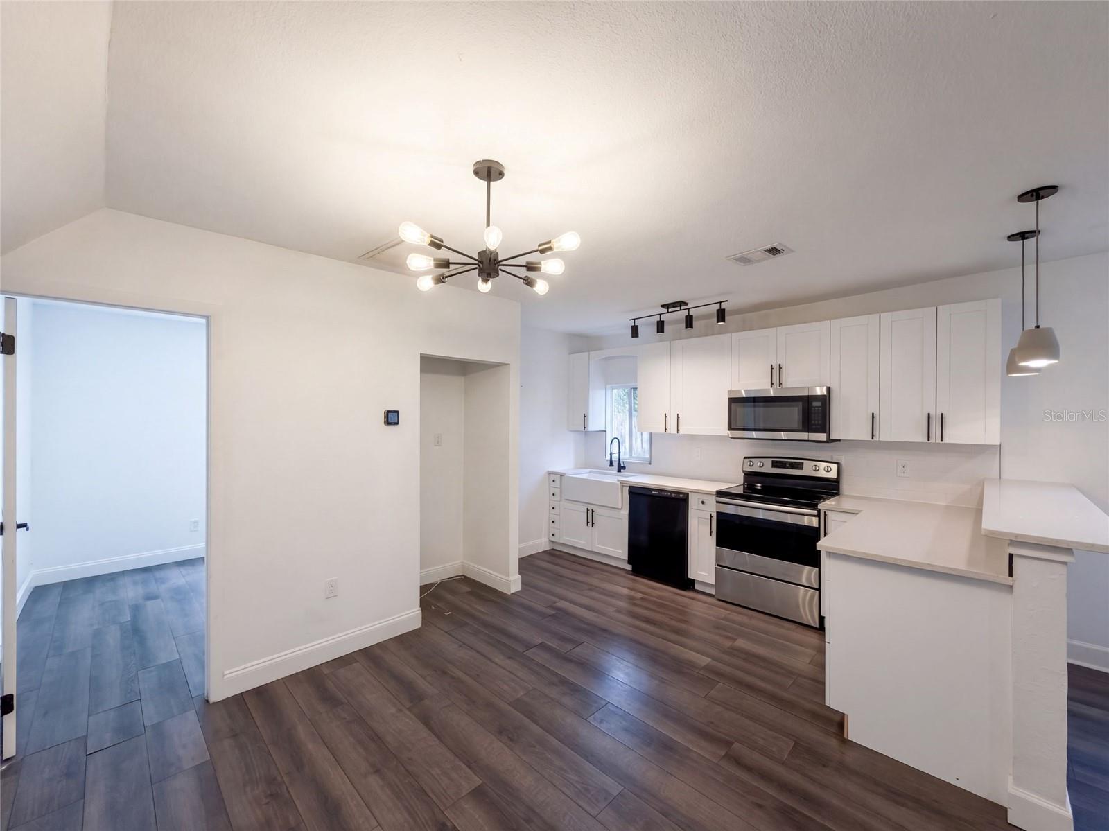 212 W HIAWATHA ST — photo 3