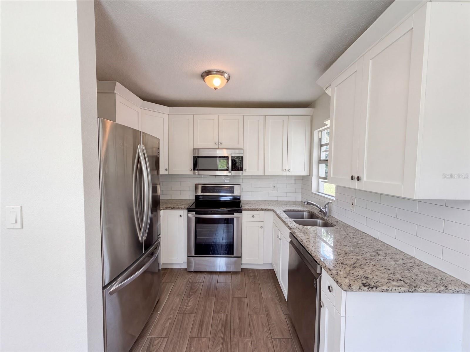 2406 E CURTIS ST — photo 2