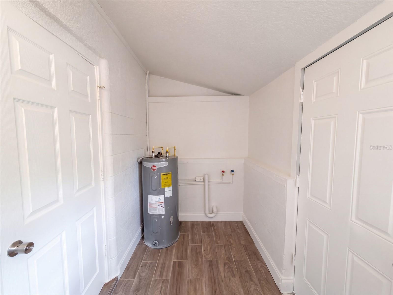 2406 E CURTIS ST — photo 11