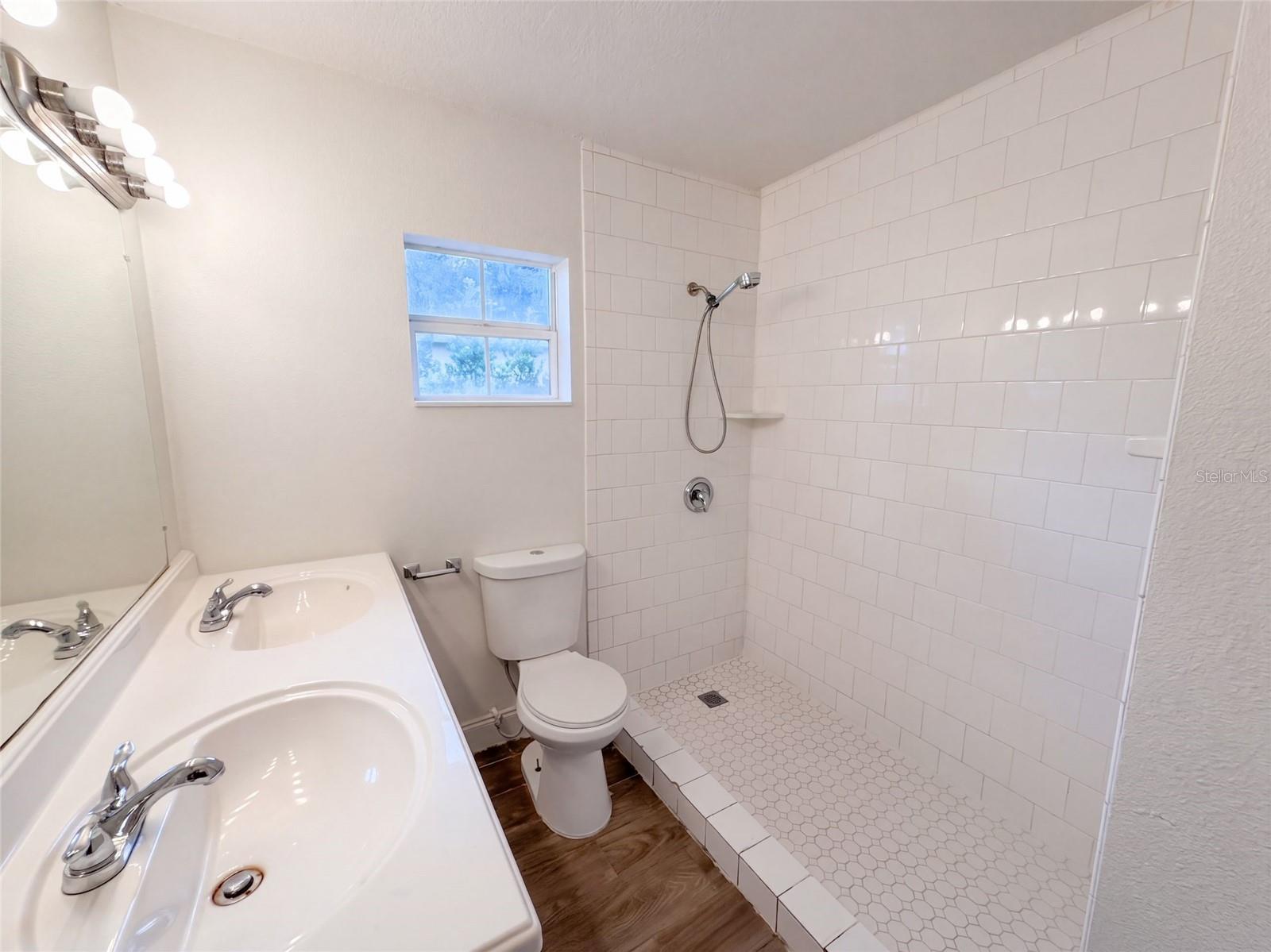 2406 E CURTIS ST — photo 10