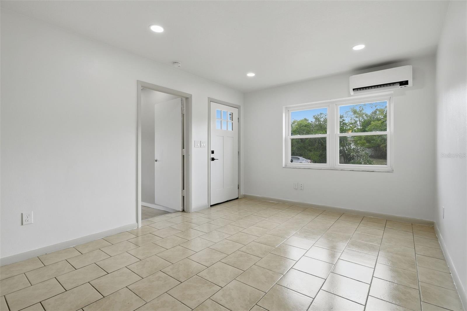 1408 W WELLINGTON DR — photo 5