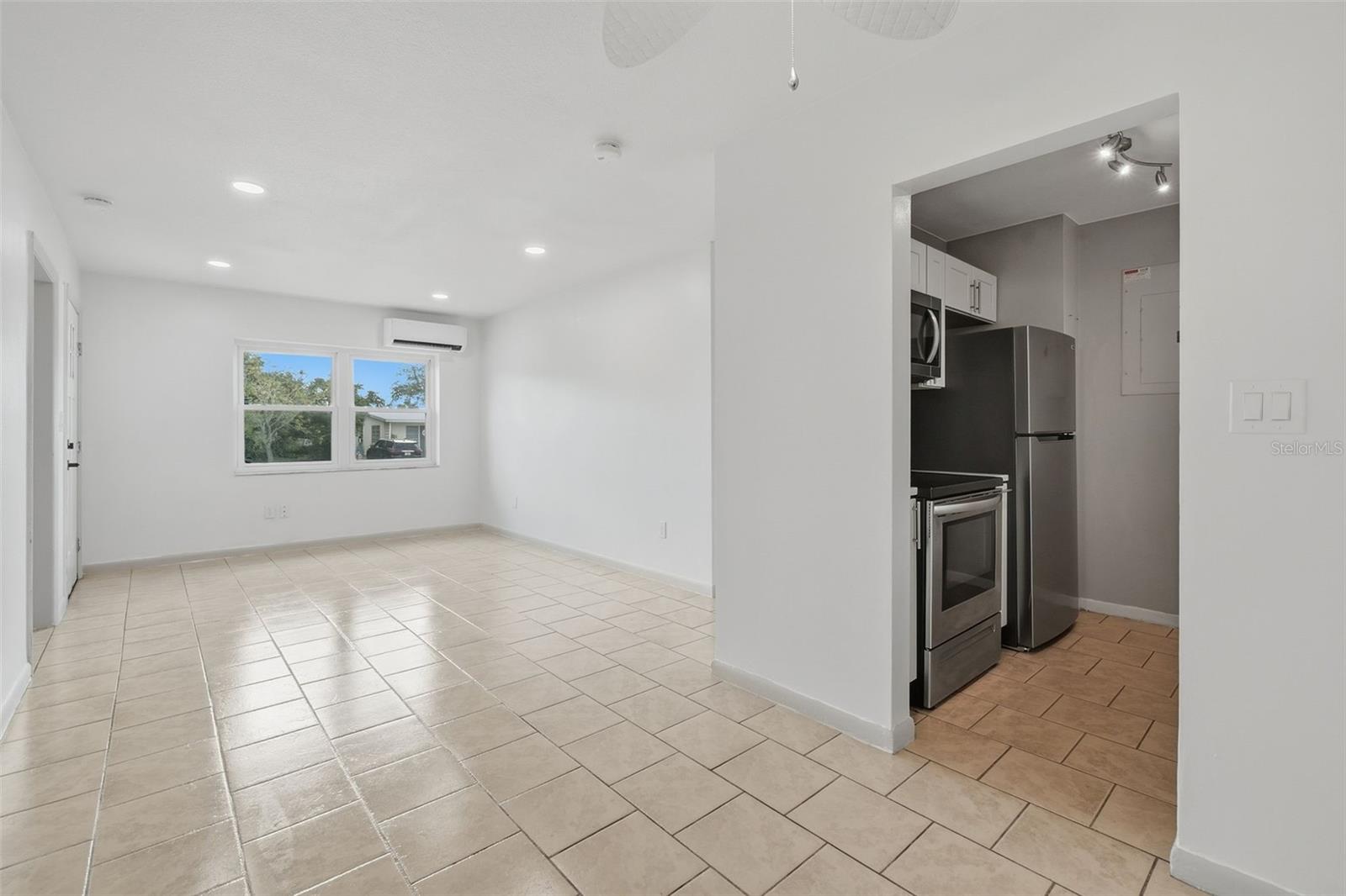 1408 W WELLINGTON DR — photo 9