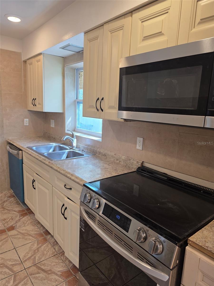 820 ORWELL AVE — photo 2
