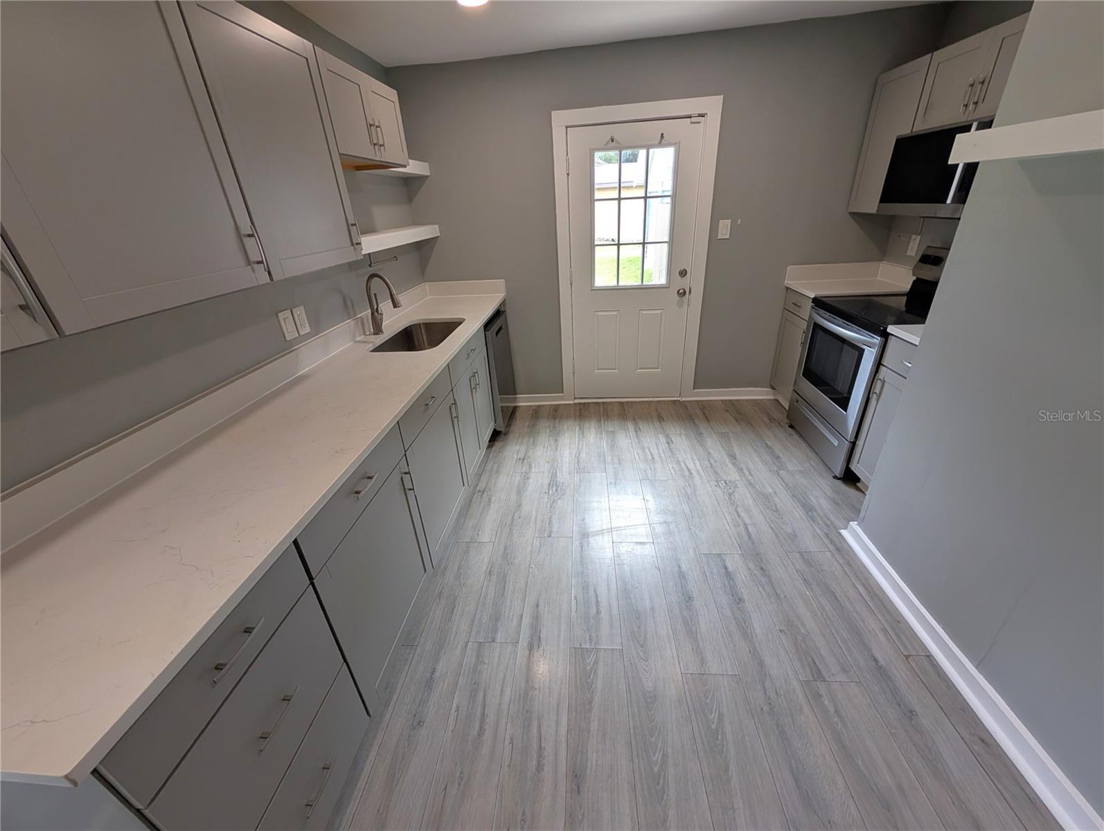 6805 N NAVIN AVE — photo 9