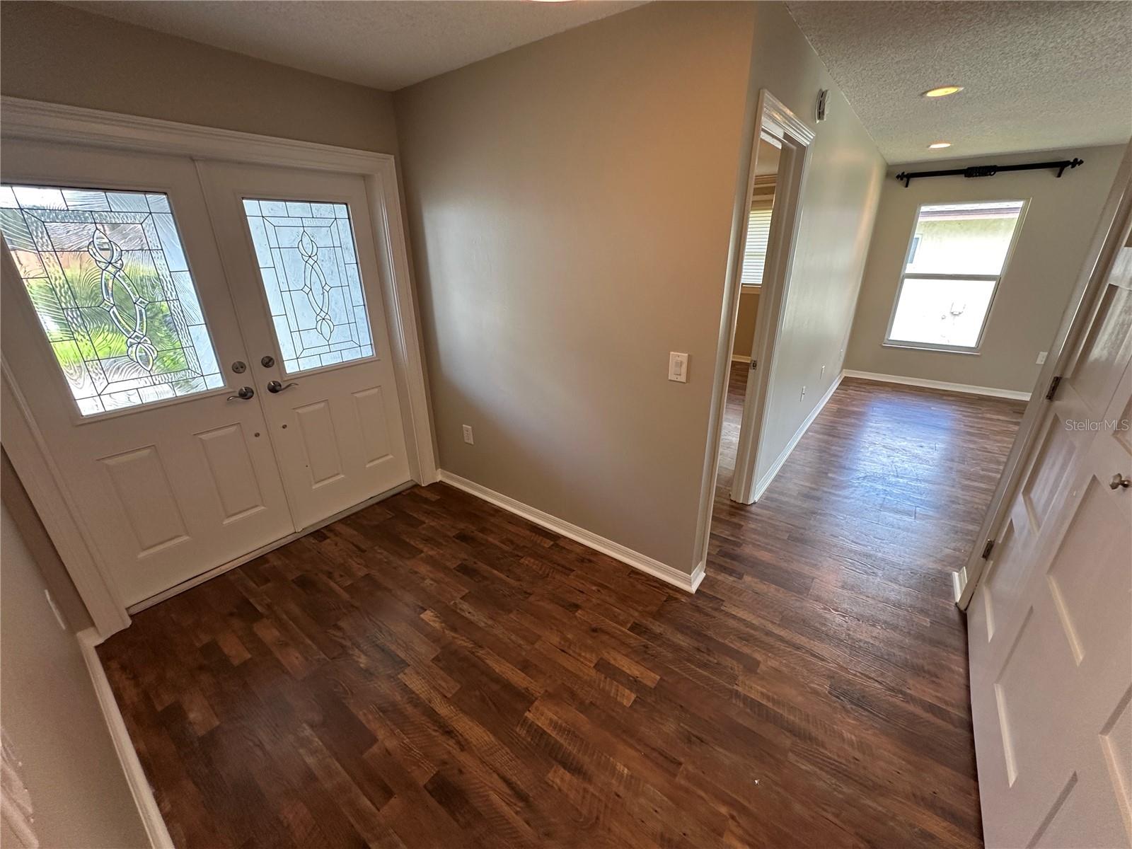 610 IRIS ST — photo 3