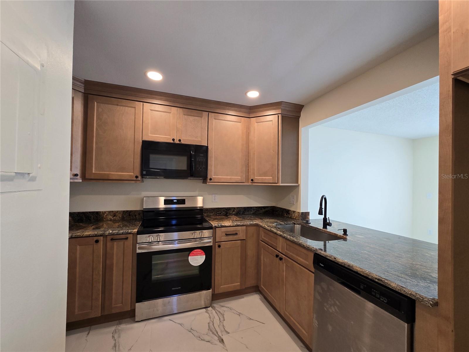 410 S NETHERWOOD CRES #410 — photo 3