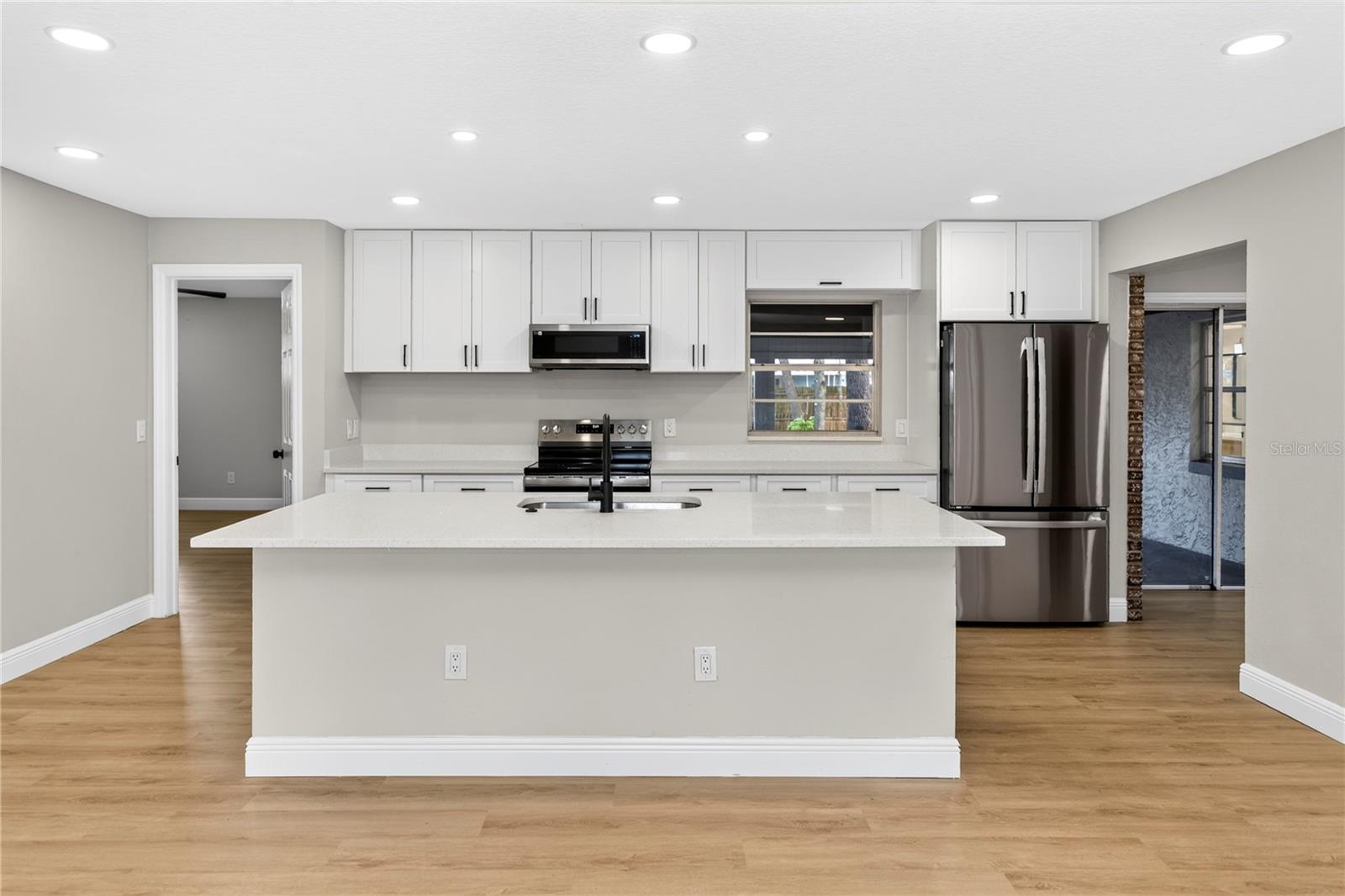 136 GLENDALE DR — photo 10