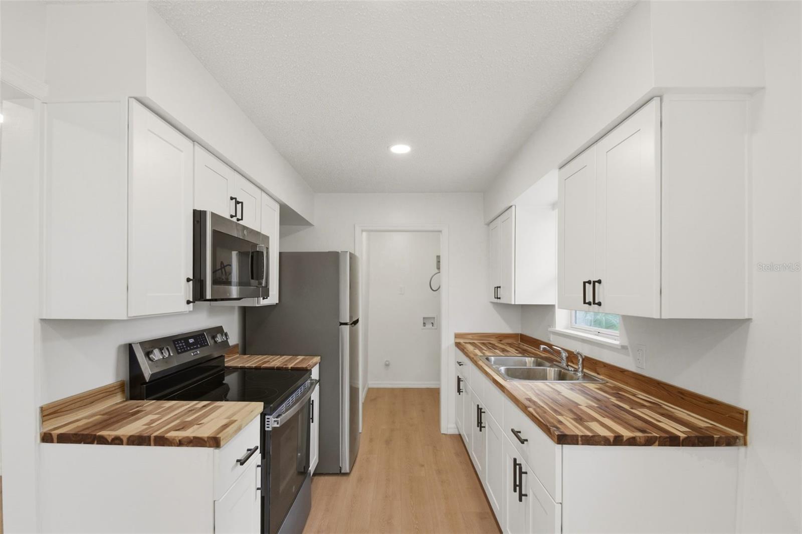 1016 W 8TH ST — photo 12