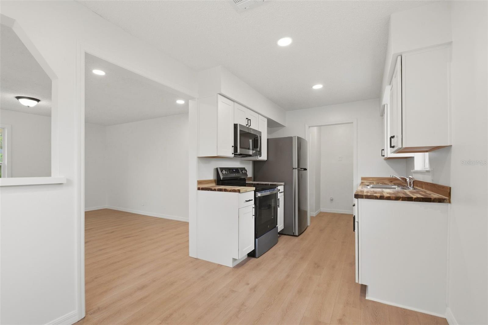 1016 W 8TH ST — photo 10
