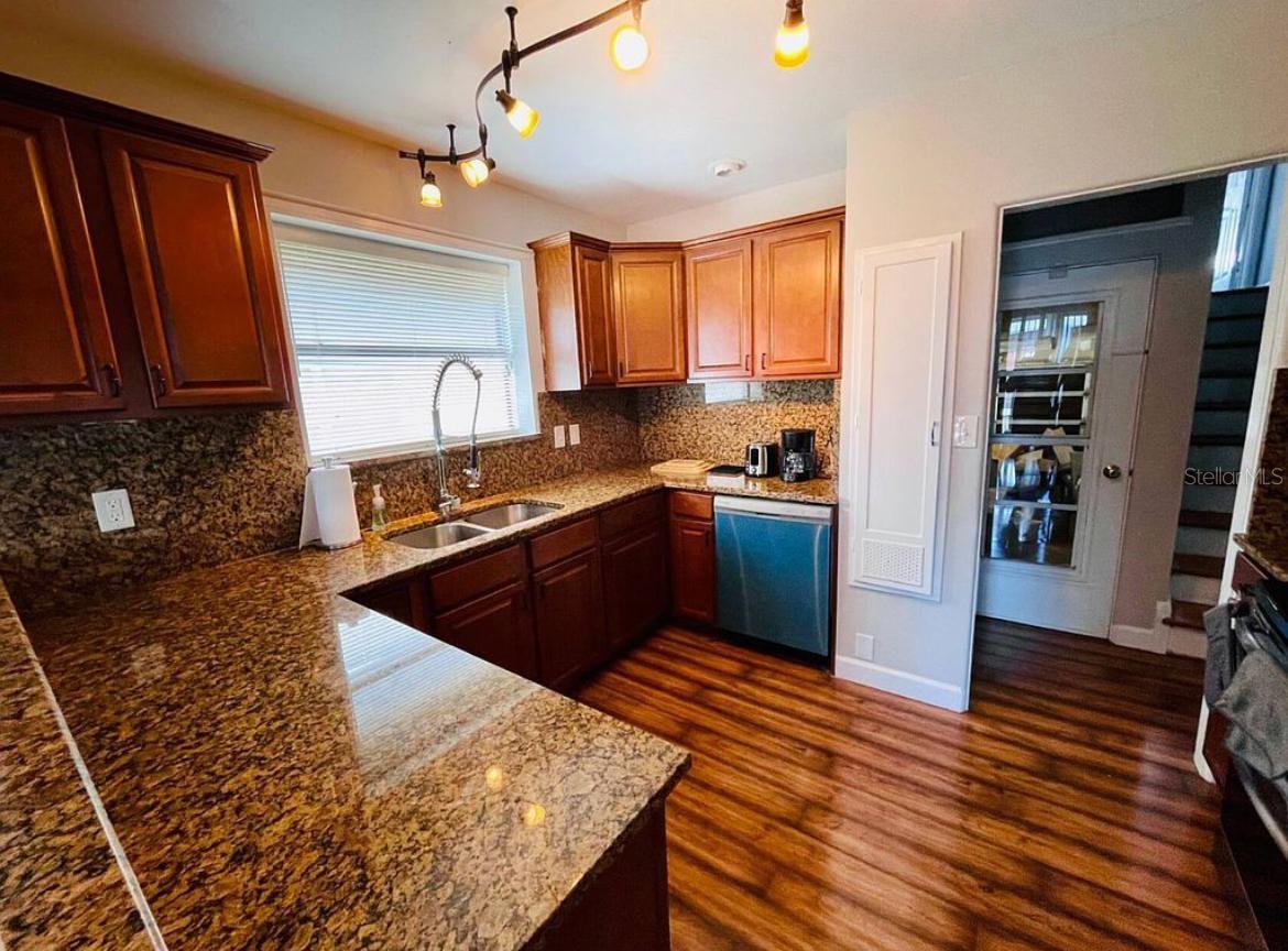 582 REVILO BLVD — photo 4