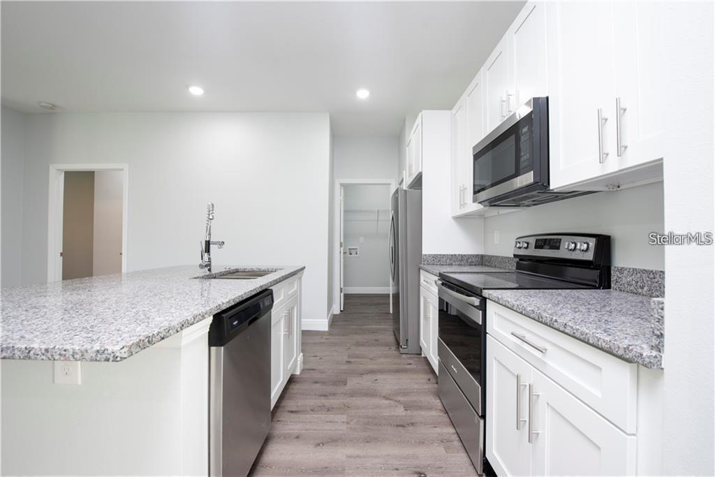 574 GERALDINE DR — photo 5