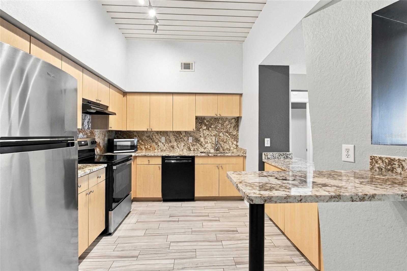 2410 W AZEELE ST #216 — photo 7