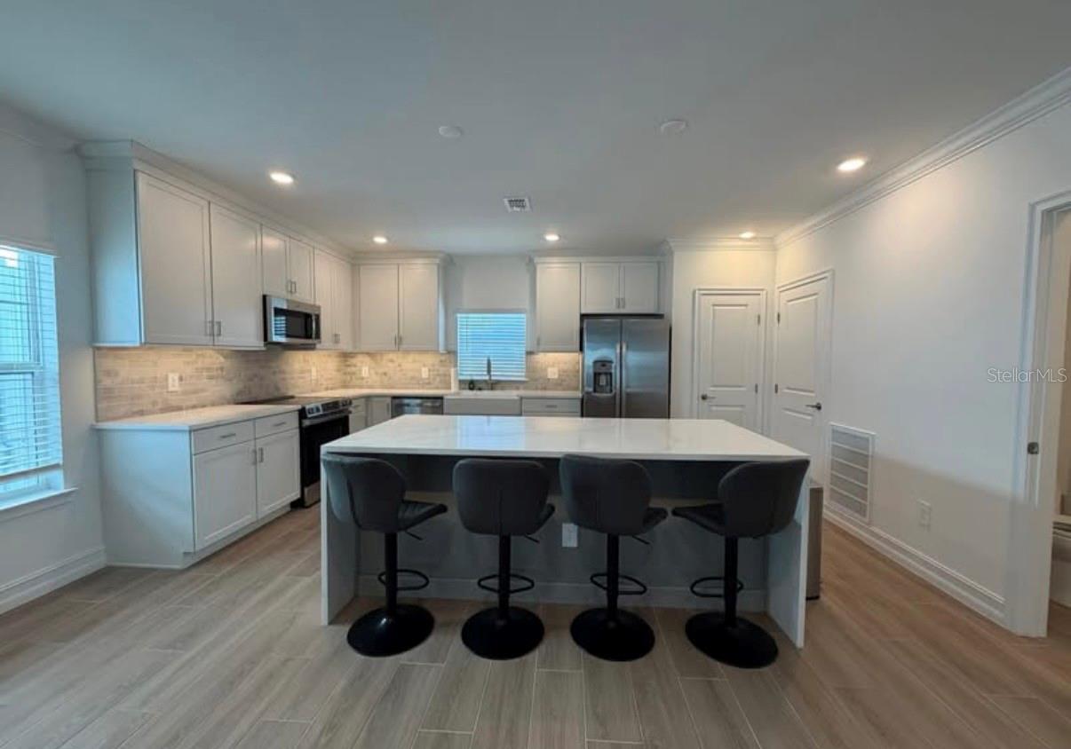 1523 W CHESTNUT ST — photo 2