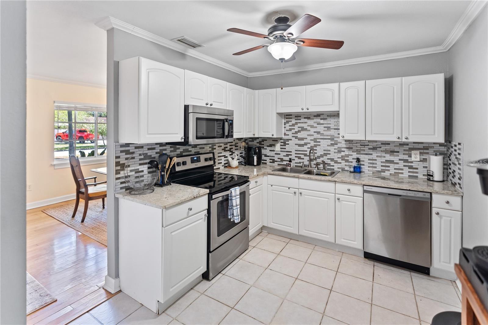 3005 W HELEN AVE — photo 9