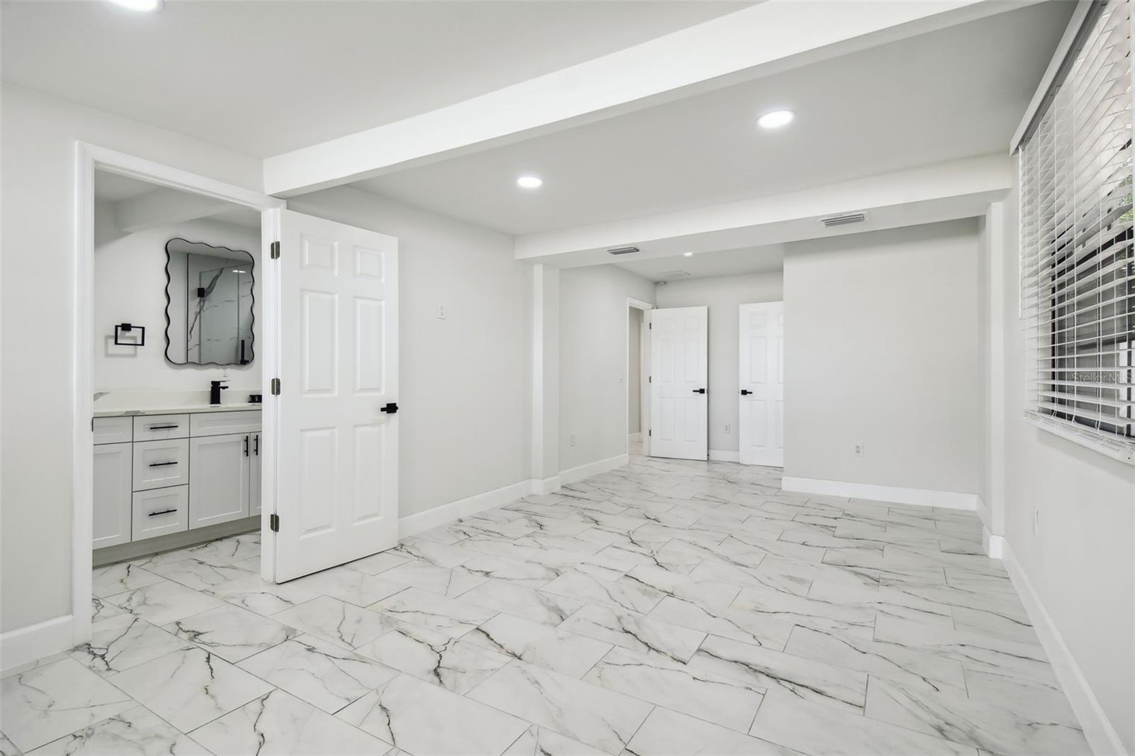 4910 N DARBY AVE — photo 12