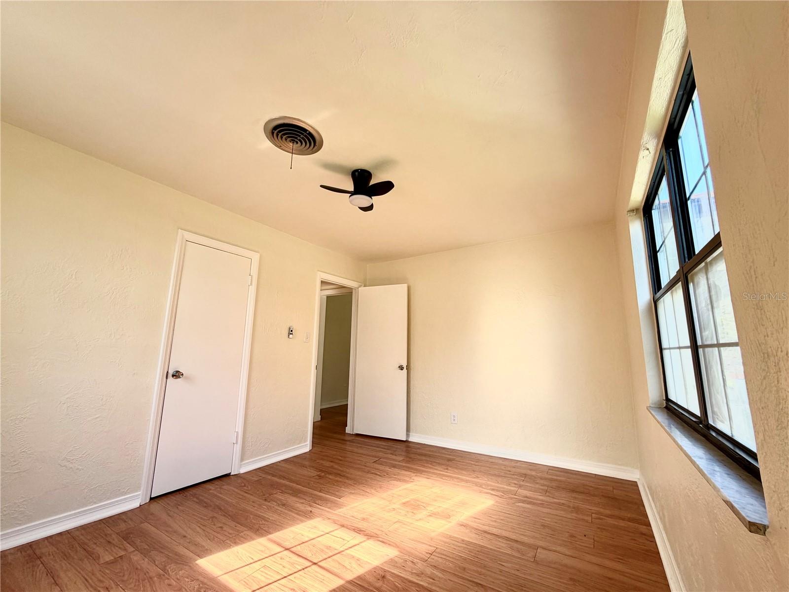 916 W ORIENT ST — photo 9