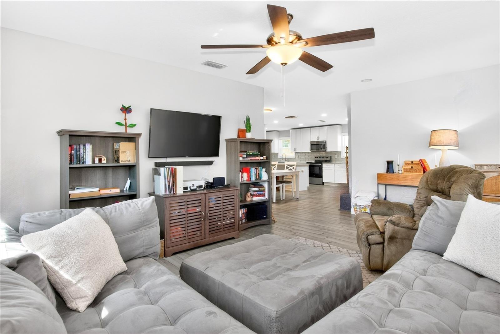 3608 W CARMEN ST — photo 6