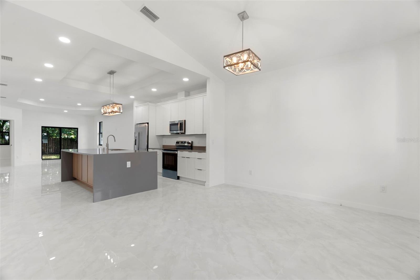 8522 N ASHLEY ST — photo 9