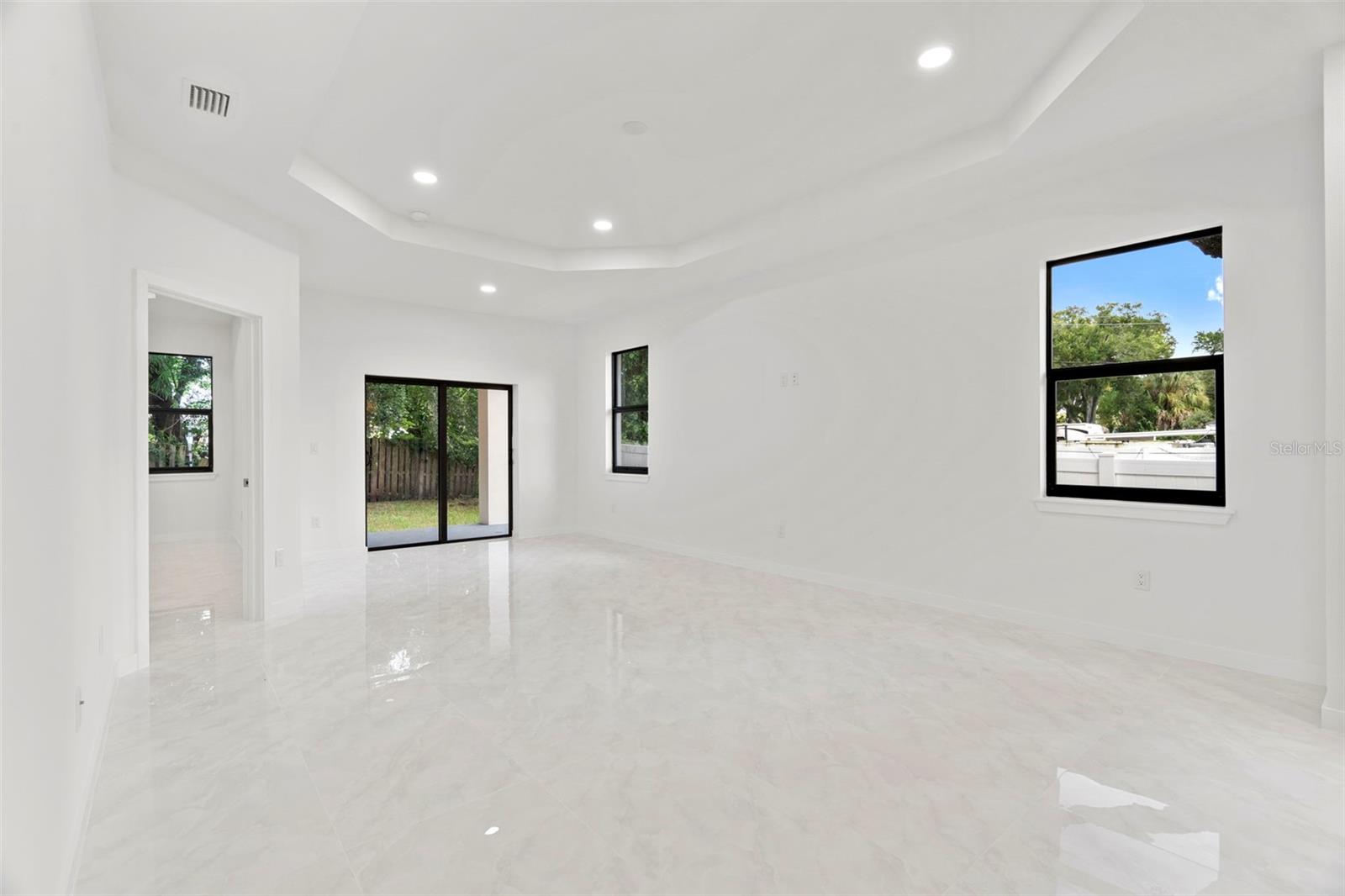 8522 N ASHLEY ST — photo 10