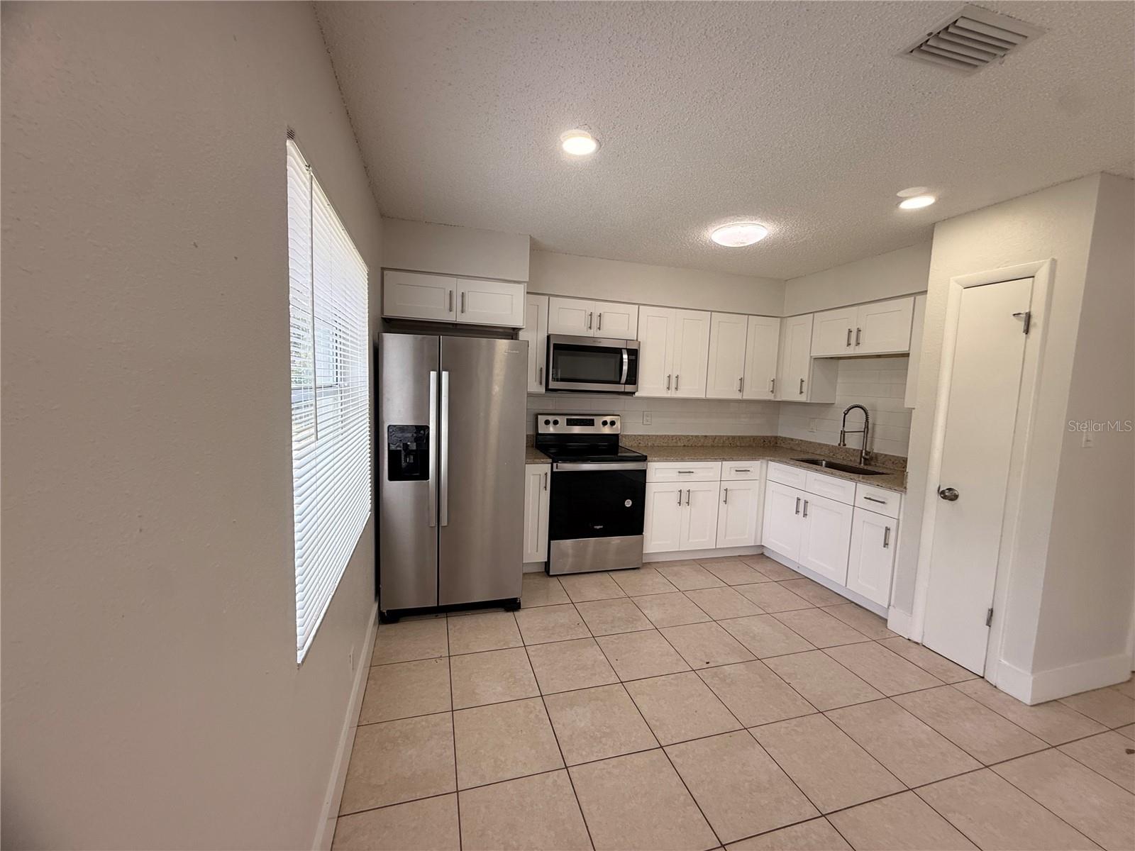 10123 N 11TH ST #B — photo 11
