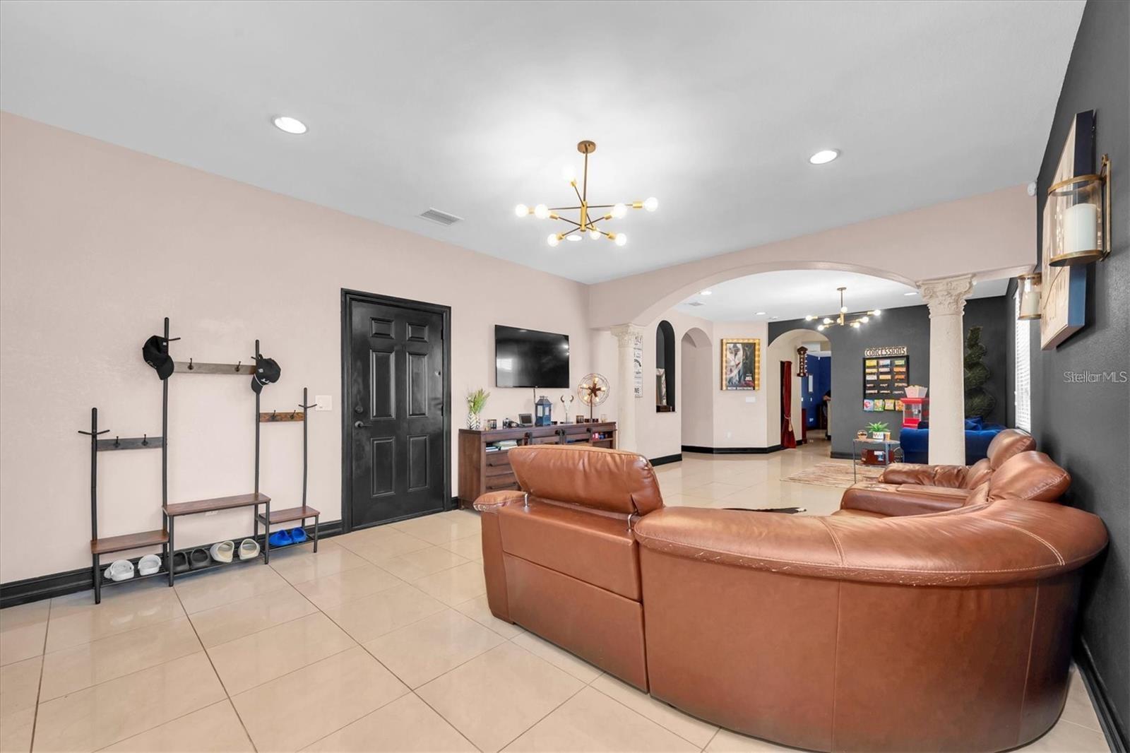 8930 N NEWPORT AVE — photo 3