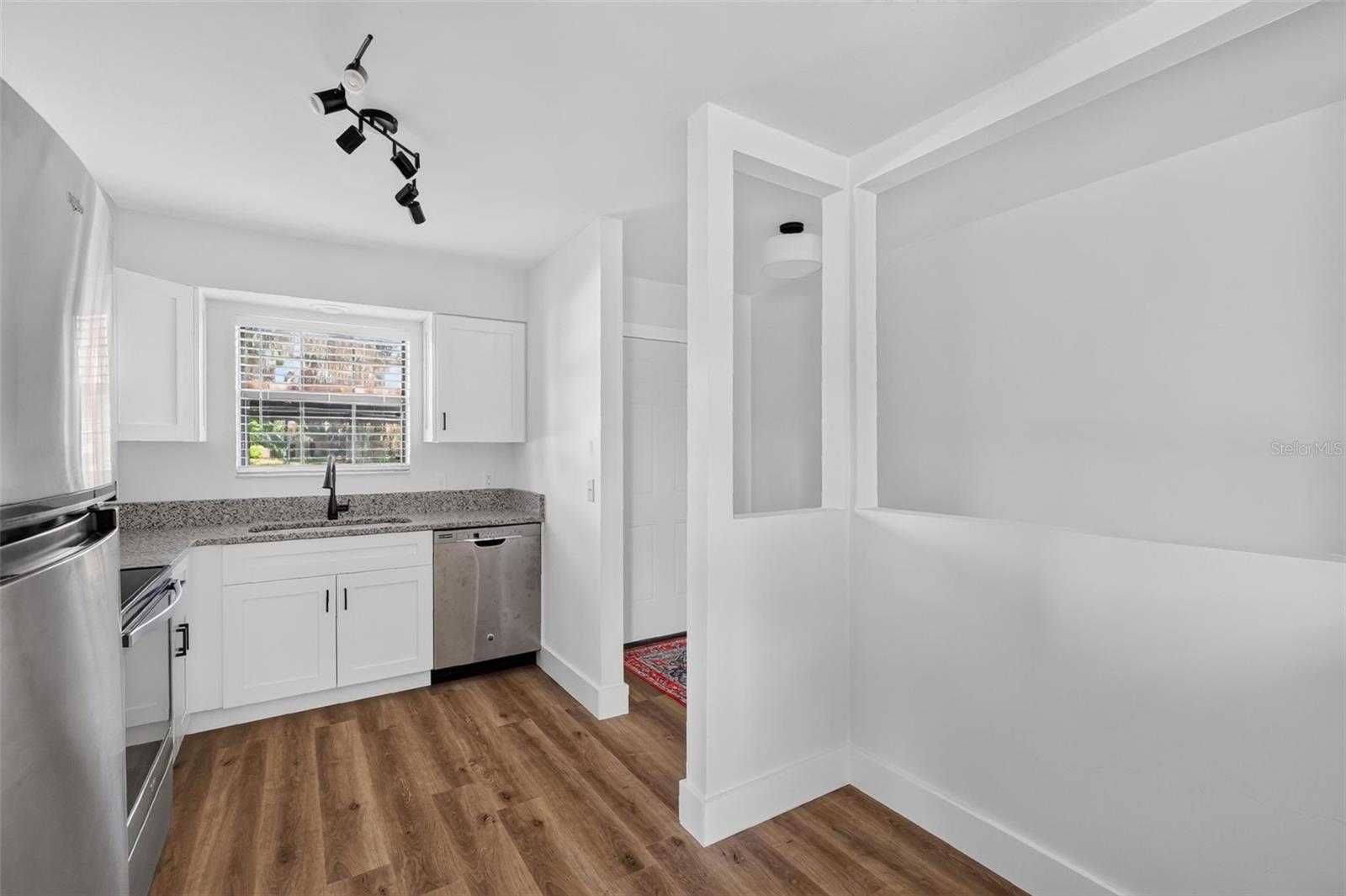 4 COVE LN — photo 8