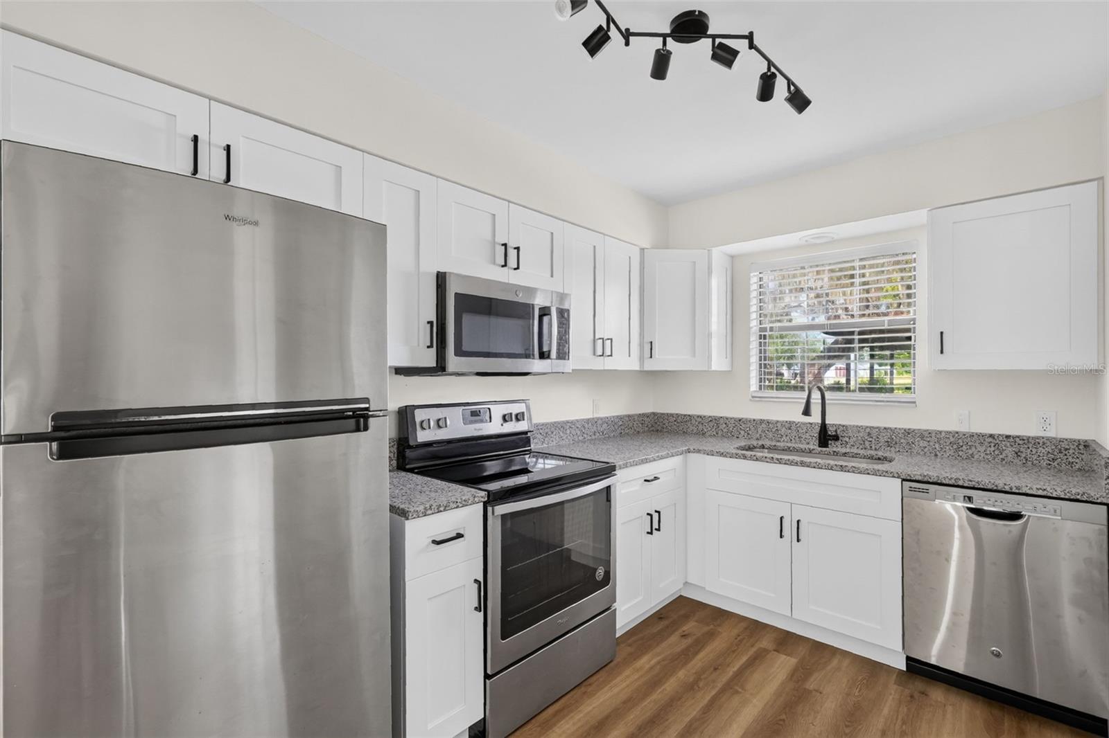 4 COVE LN — photo 9