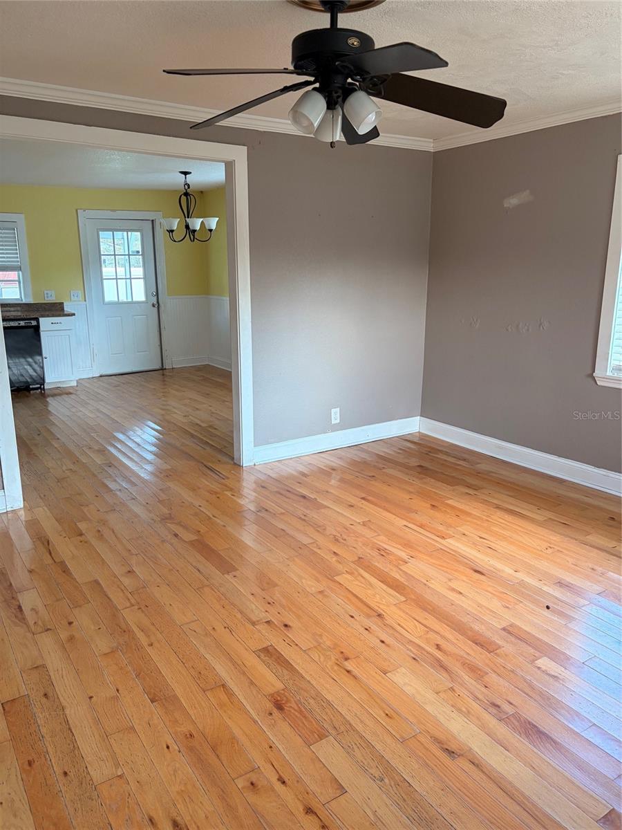 6302 S ADELIA AVE — photo 2
