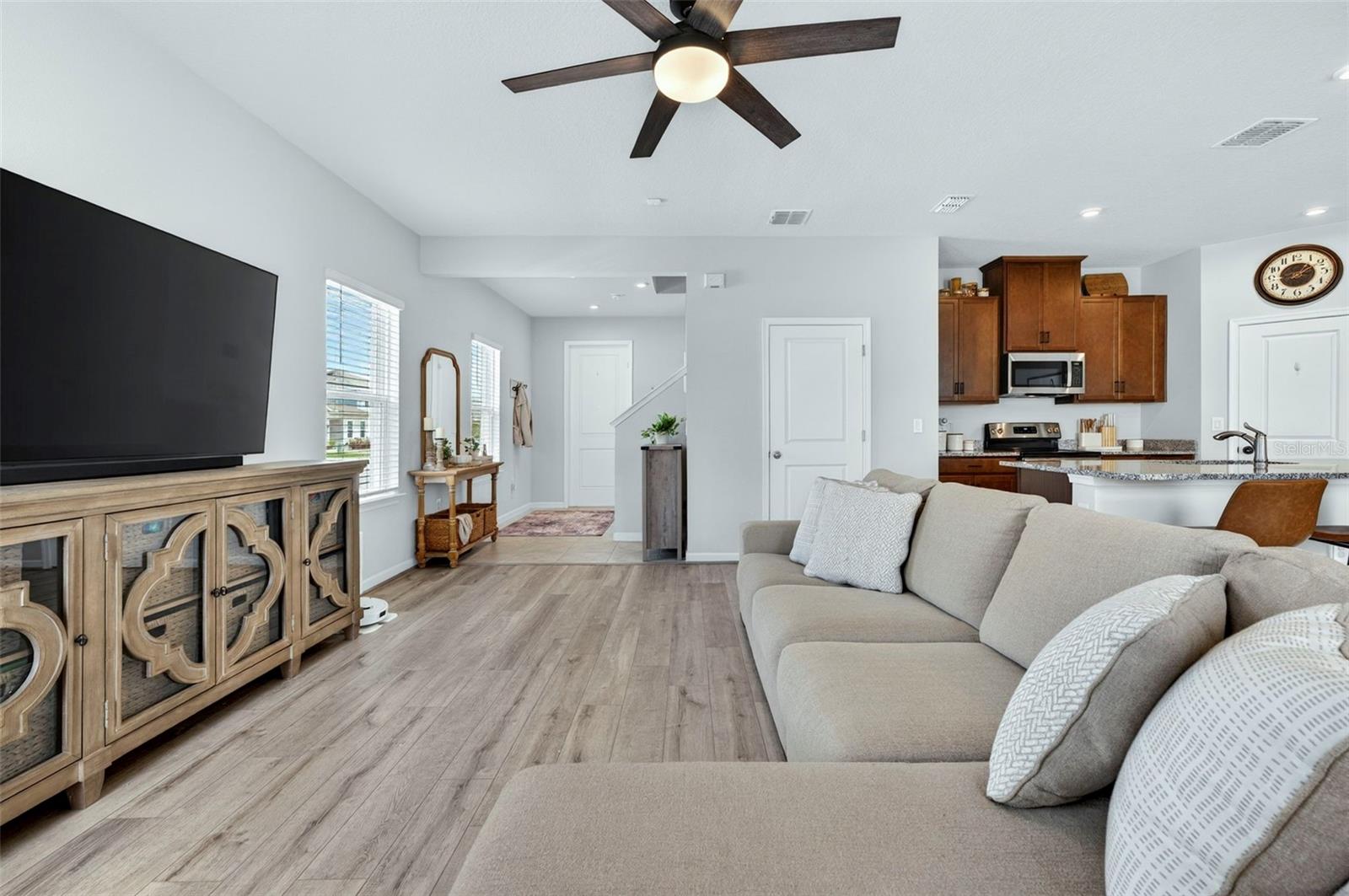 381 CRESTWIND DR — photo 9