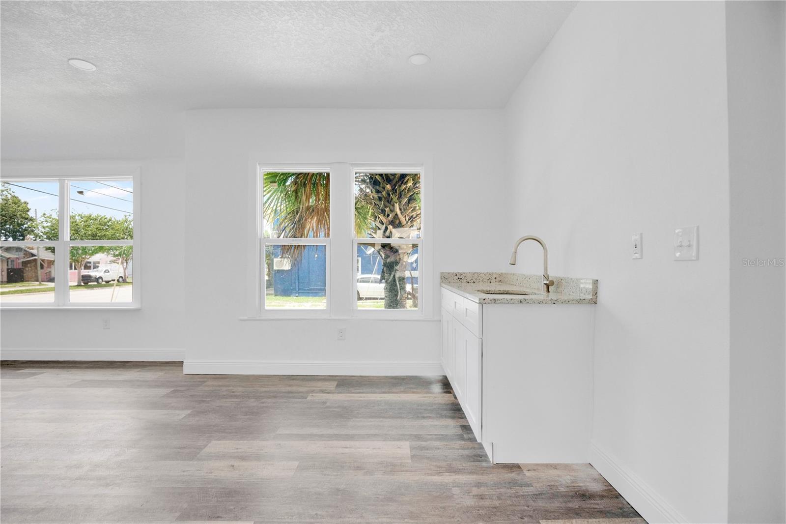 547 N RIDGEWOOD AVE — photo 12