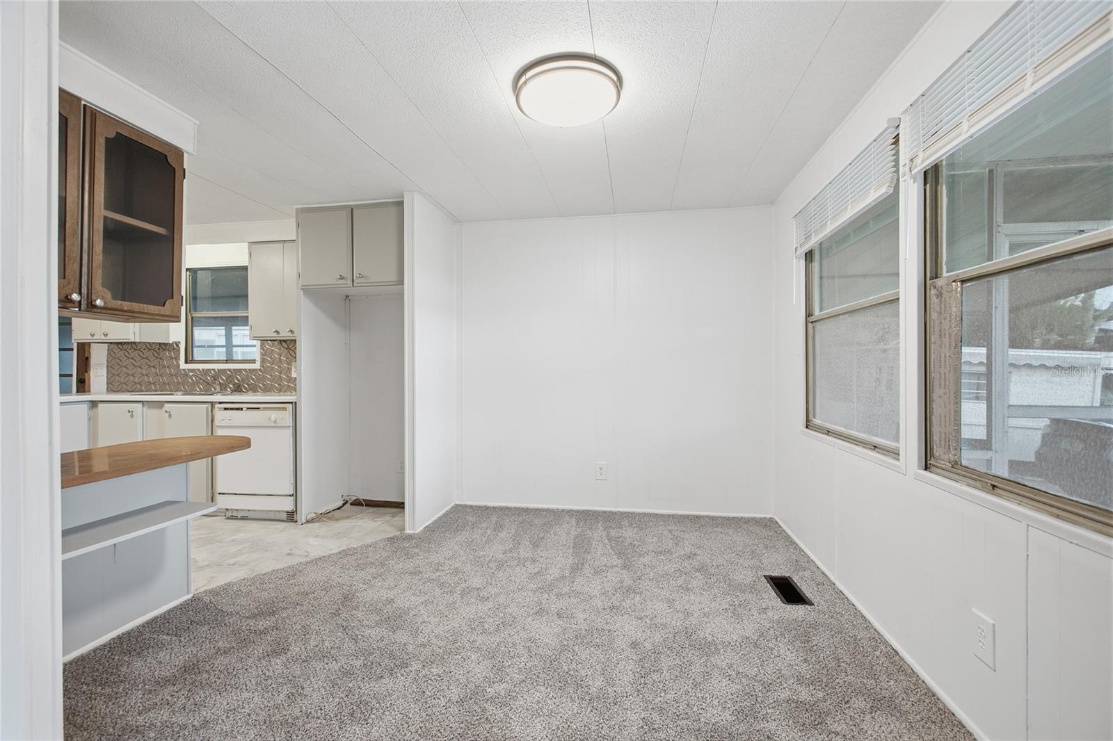 110 MAPLE DR — photo 10