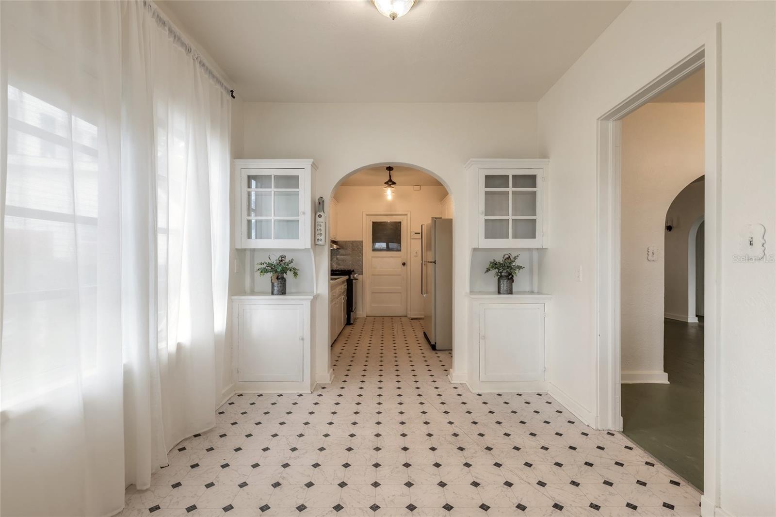 255 LEXINGTON DR — photo 3