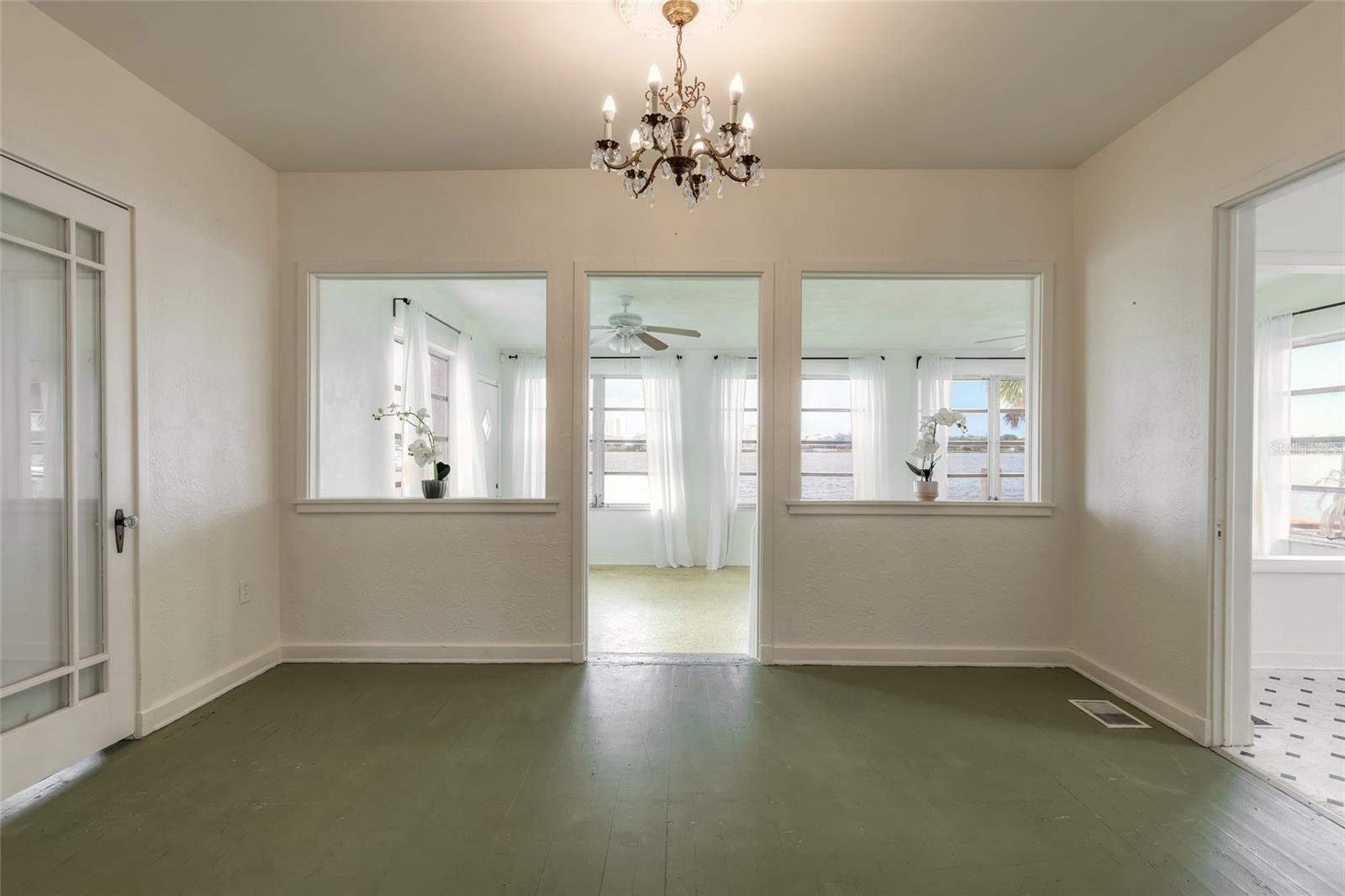 255 LEXINGTON DR — photo 10