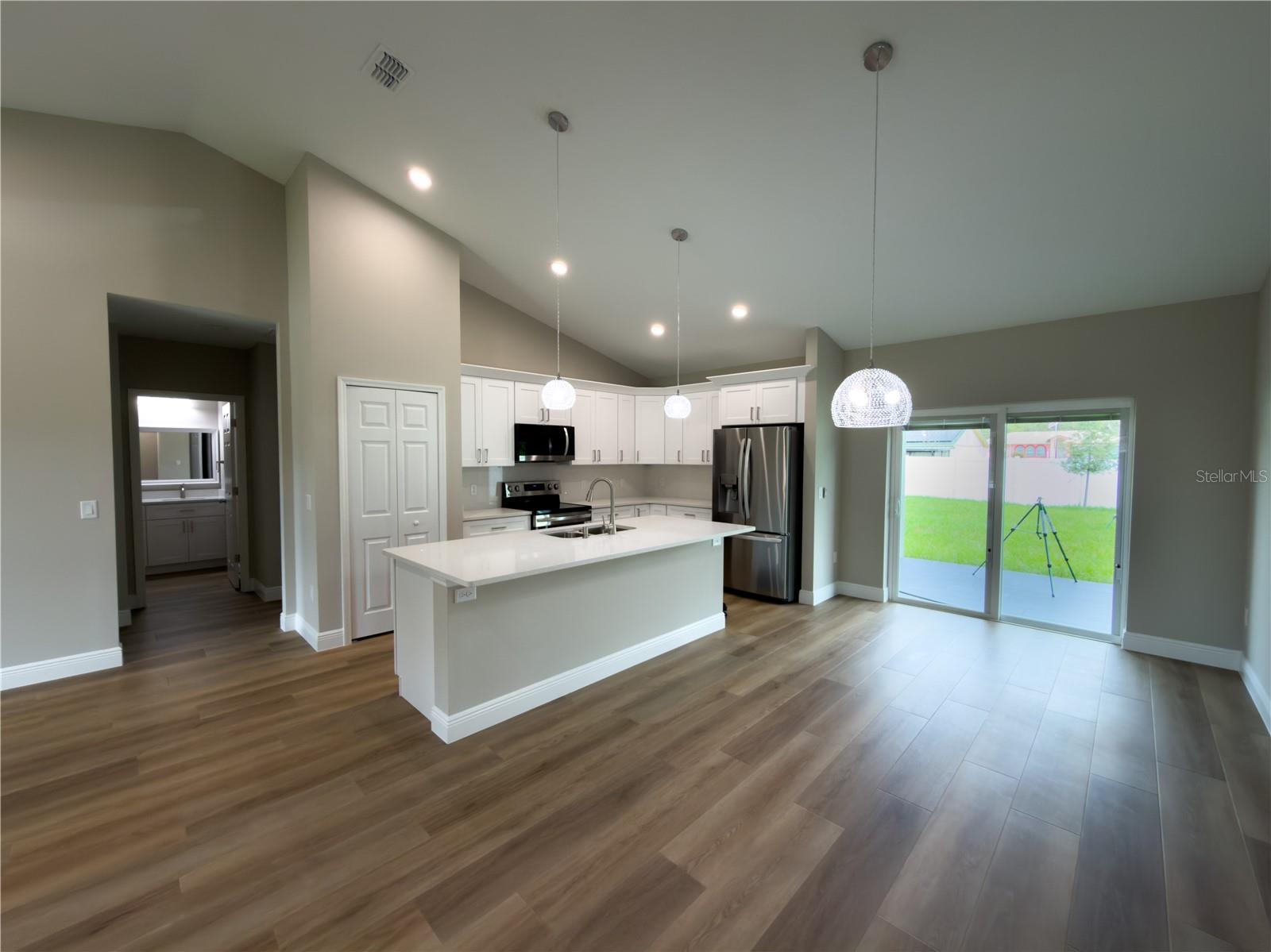 1592 E NORMANDY BLVD — photo 12