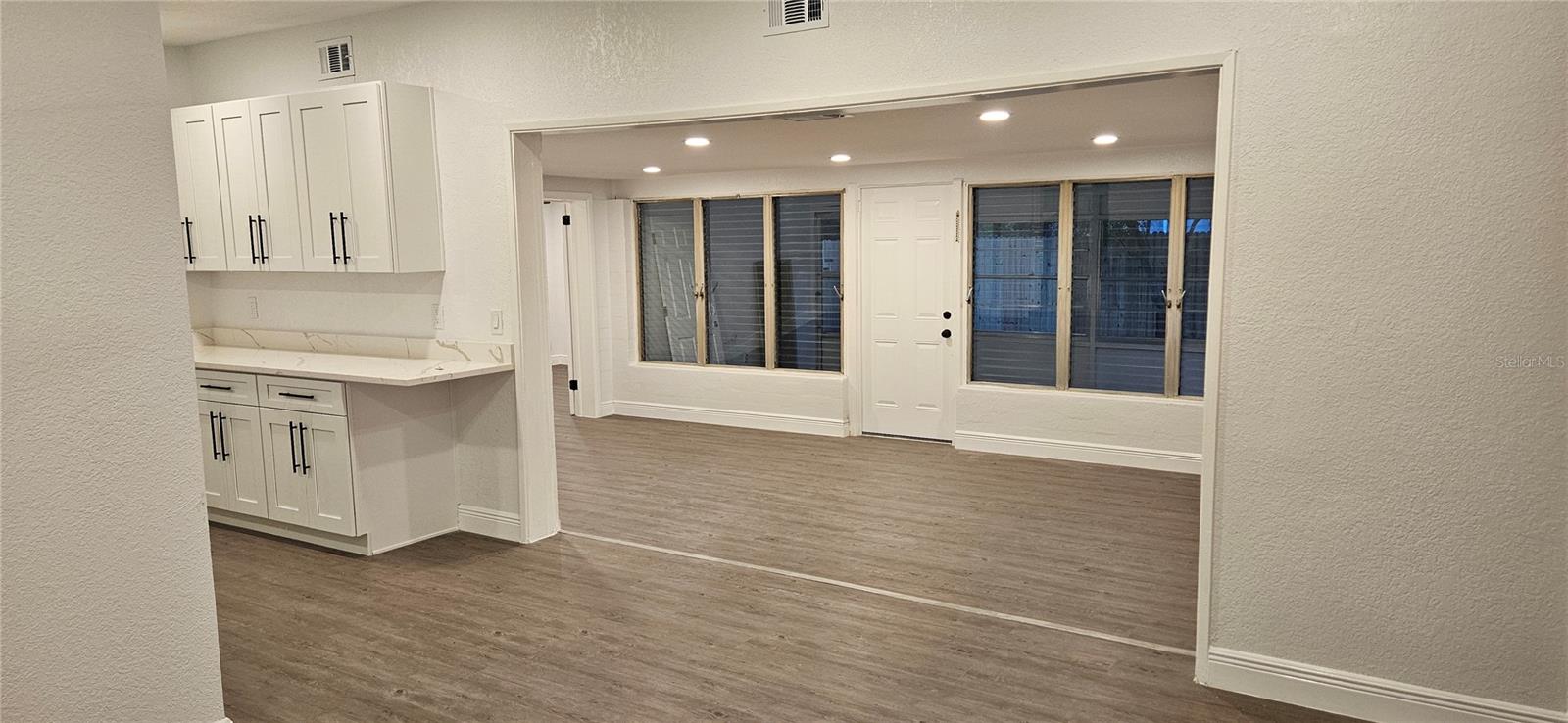 1304 HILLCREST DR — photo 12