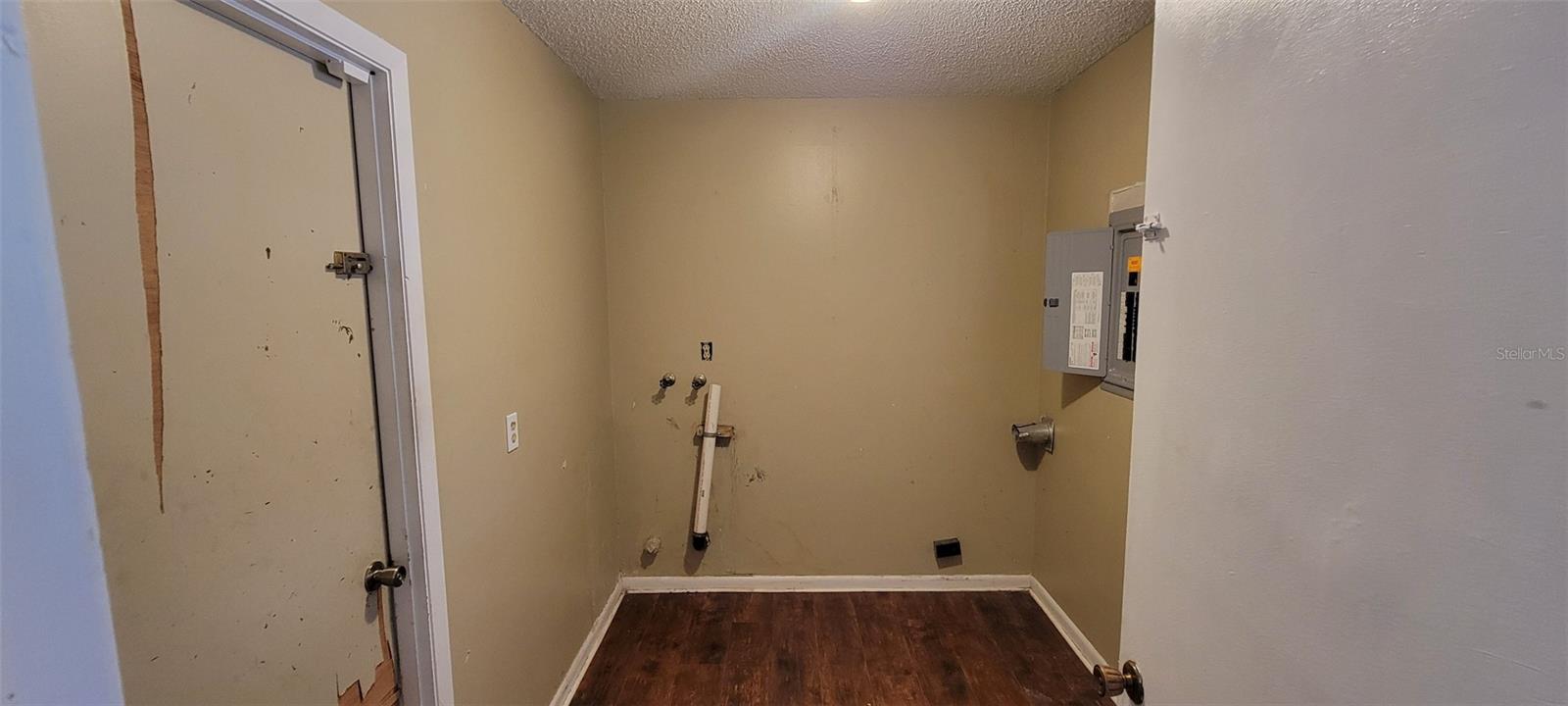 1425 NE OLD MILL DR — photo 3