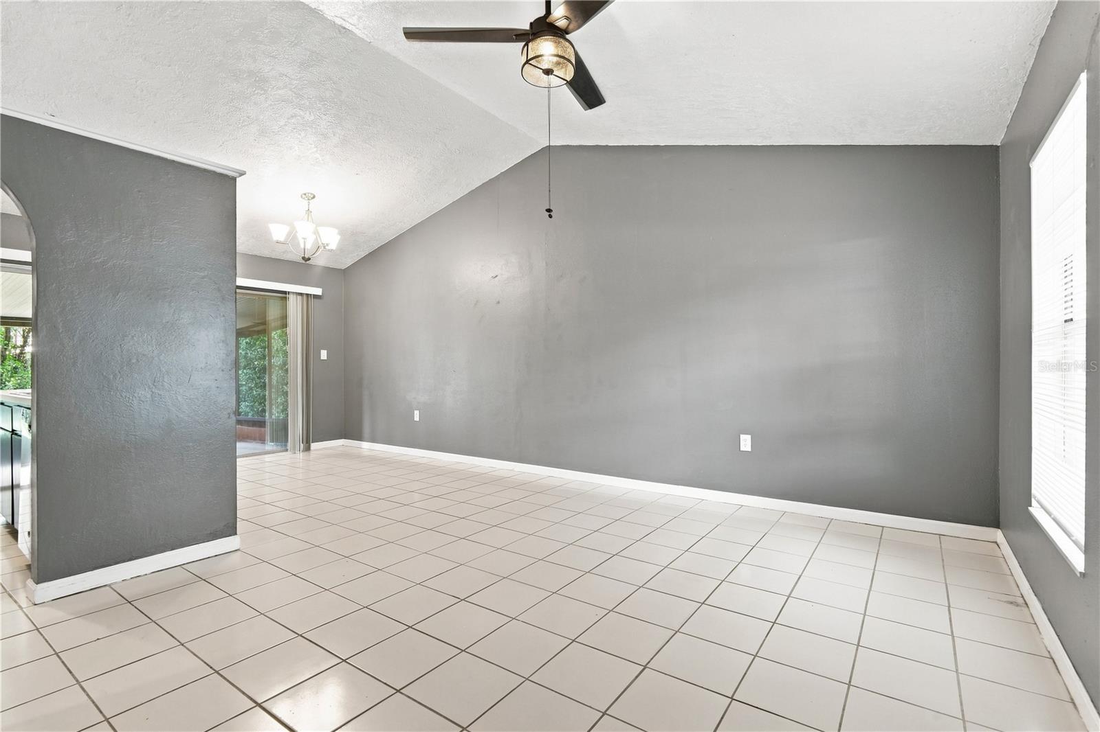 336 RIVIERA DR — photo 8