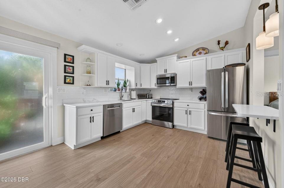 124 AVALON DR — photo 8
