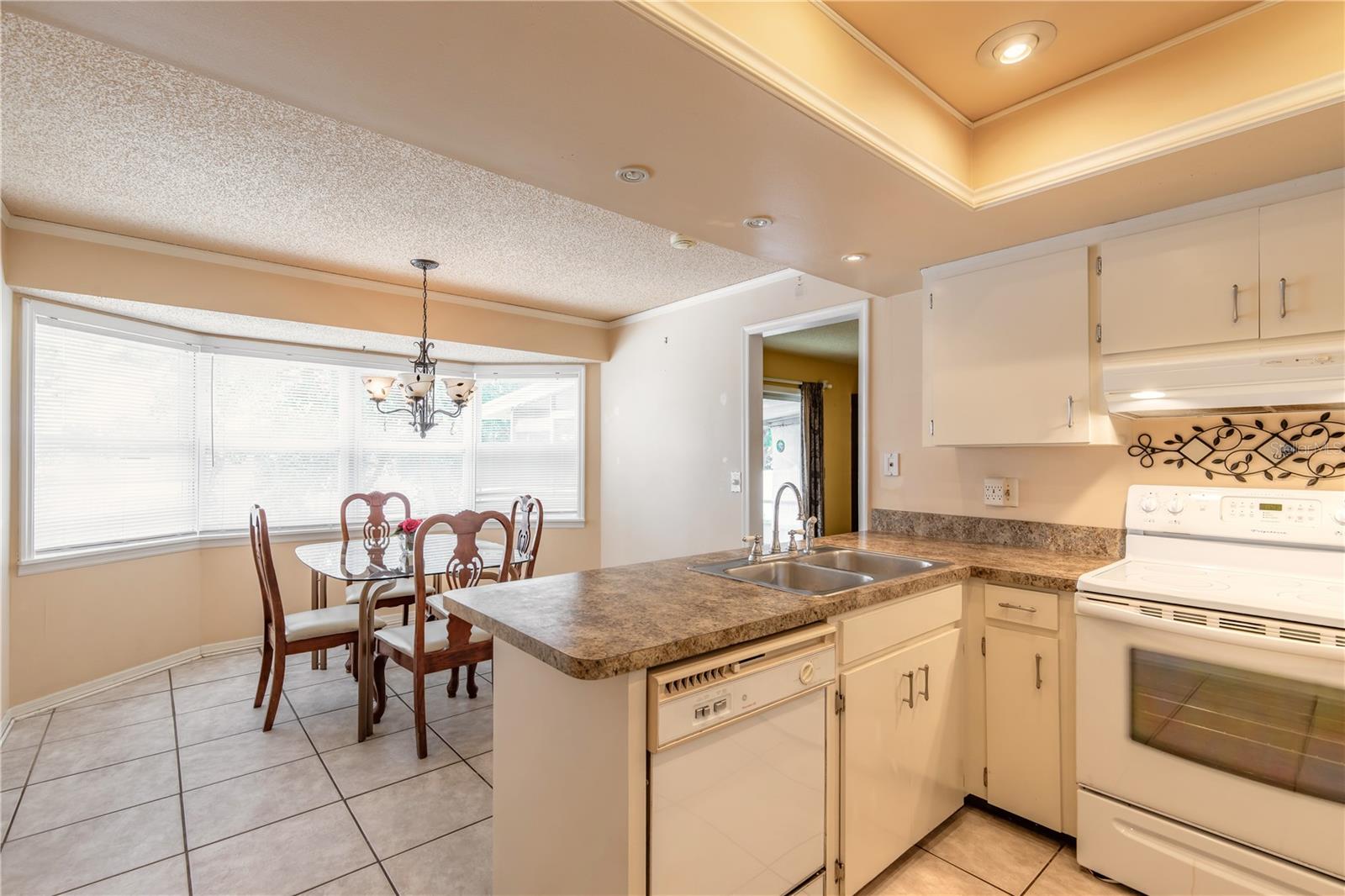 834 SWEETBRIER DR — photo 8