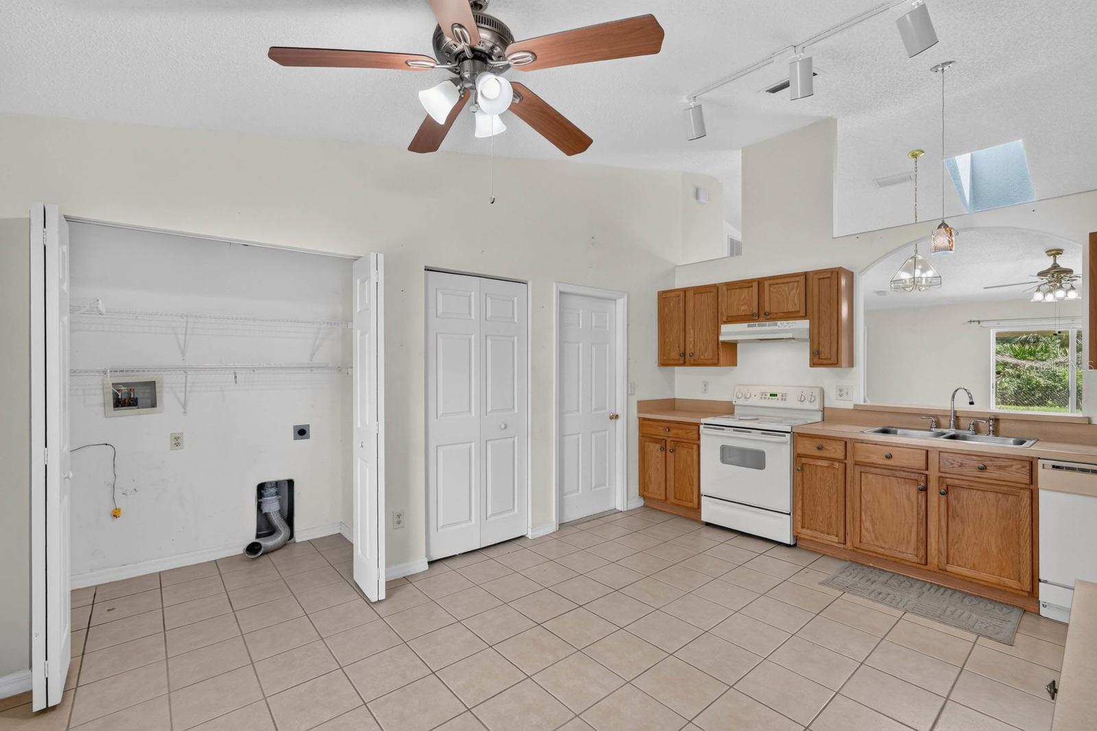 25 RYMSHAW DR — photo 11