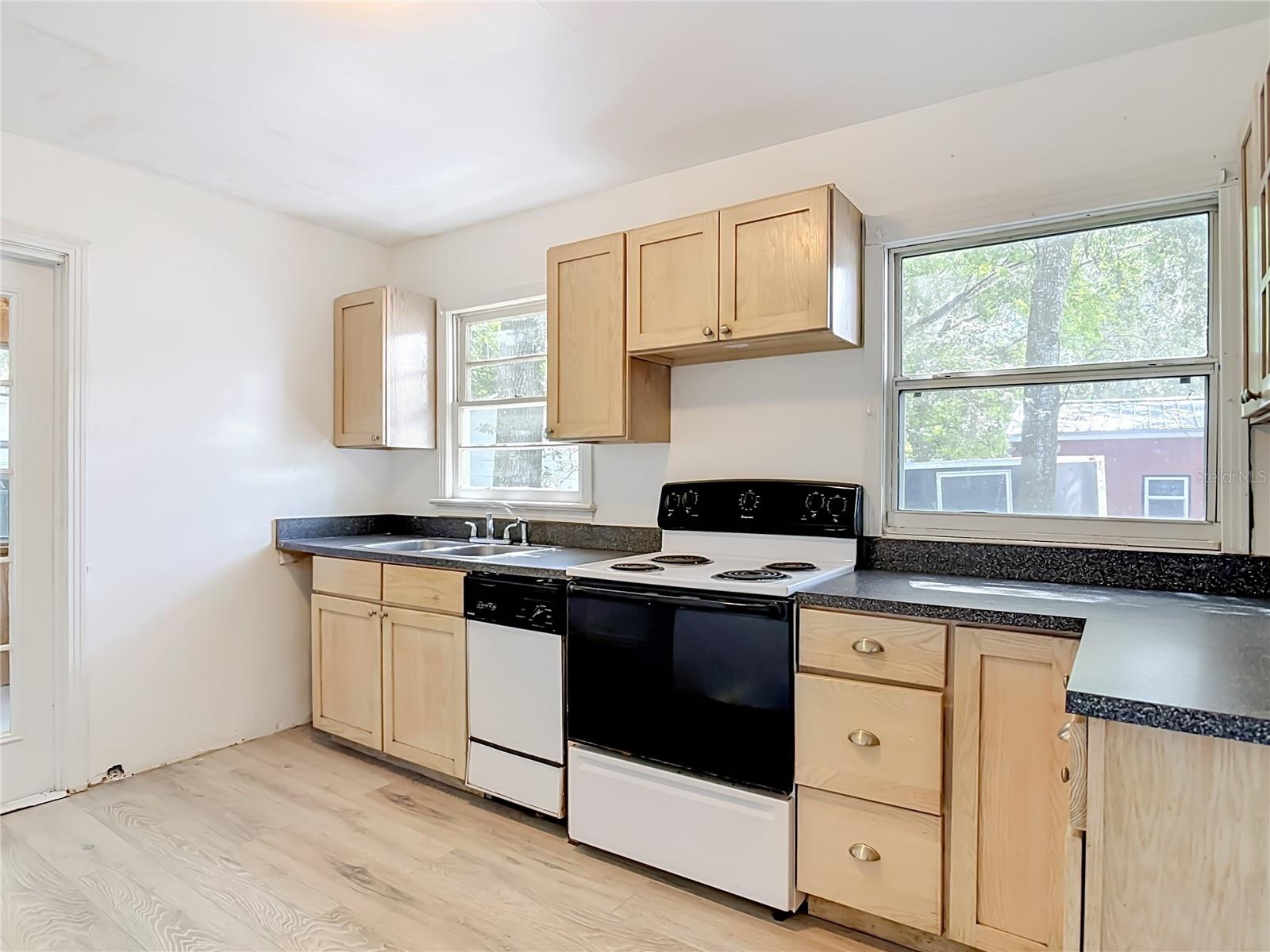 709 EDWARDS ST — photo 10